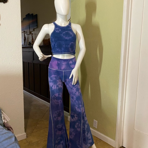 Set 2 pieces bell bottom one of the tops. - Picture 8 of 12